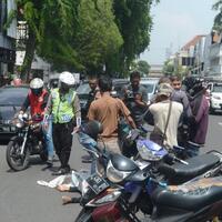 terjatuh-akibat-jalan-rusak-penjambret-di-gowa-tewas-dihajar-warga