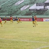tadi-pagi-semen-padang-dan-sriwijaya-fc-jajal-lapangan-stadion-manahan
