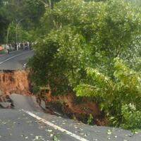 pvmbg-rekomendasikan-dua-alternatif-terkait-amblesnya-jalan-kuningan-majalengka