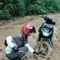 melewati-hutan-sendirian-hingga-jalan-berlumpur-semangat-guru-muda-ini-bikin-kagum