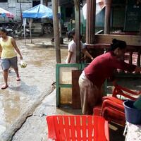 warga-bantaran-sungai-deli-korban-banjir-berharap-bantuan-pemerintah