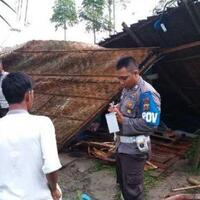 rumah-supriadi-yang-beratap-daun-rumbia-roboh-diterjang-angin