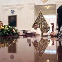 ada-yang-janggal-di-foto-presiden-joko-widodo-ini-perhatikan-bayangan-di-meja