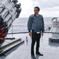 terima-gelar-pemimpin-besar-maluku-jokowi-kenakan-jubah