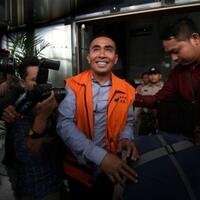 kpk-memperlihatkan-video-sidang-akil-ke-bupati-buton-nonaktif