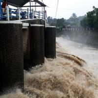katulampa-siaga-tiga-warga-bantaran-sungai-ciliwung-diminta-waspada