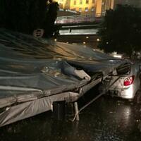 baliho-roboh-dua-orang-dievakuasi-ke-rumah-sakit