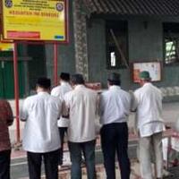 masjid-disegel-jemaah-ahmadiyah-depok-salat-jumat-di-pelataran