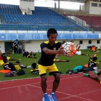 widodo-c-putro-kritisi-lapangan-di-stadion-manahan-solo