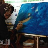 risma-jual-lukisan-karya-anak-jalaman-di-bandara-juanda-harganya-sampai-jutaan