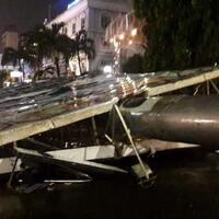 baliho-roboh-timpa-mobil-di-slipi-akibat-hujan-disertai-angin-kencang