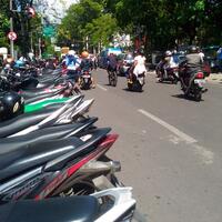 ruang-publik-baru-diresmikan-juru-parkir-dadakan-pun-bermunculan