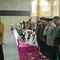 netizen--kehabisan-bahan--foto-jokowi-mengimami-salat-jadi-sasaran-perdebatan