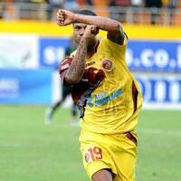 suporter-sriwijaya-fc-ramal-hilton-moreira-cetak-gol-kemenangan