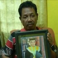 kehilangan-anak-dan-istri-pujono-duduk-lemas-di-rumahnya