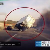 supir-truk-di-korea-selatan-ini-nyaris-terguling-di-jalan-tol