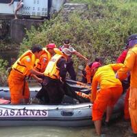 tim-sar-jepara-temukan-pencari-ikan-yang-hanyut-di-sungai-rowo