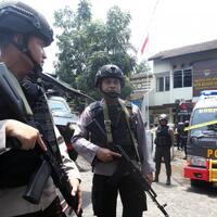 jenazah-pelaku-bom-panci-cicendo-dibawa-ke-rs-polri-jakarta