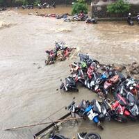 tembok-pembatas-gedung-sman-2-bogor-roboh-sepeda-motor-siswa-tersapu-banjir