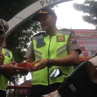 gelar-operasi-polisi-di-surabaya-bagi-bagi-susu-ke-pengendara