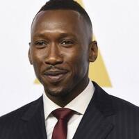 jadi-aktor-muslim-pertama-menang-oscar-mahershala-ali-menangis-di-atas-panggung