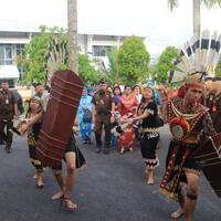 kedatangan-fadil-zumhana-disambut-tarian-khas-dayak