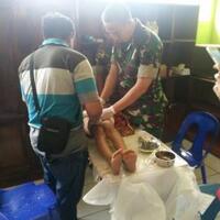 prajurit-tni-di-perbatasan-gelar-sunatan-massal-bagi-bocah-bocah-di-perbatasan