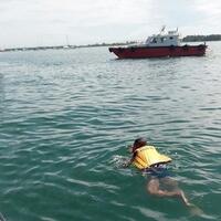 setelah-diobati-pria-ini-ceburkan-diri-di-laut