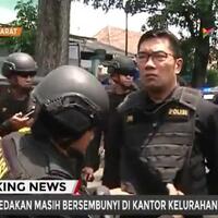 lihat-pelaku-teror-bawa-senjata-pegawai-kelurahan-arjuna-tak-sempat-melawan