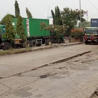musim-hujan-jalan-akses-marunda-banyak-lubang-dan-ambles