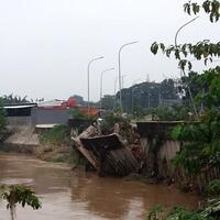 tanggul-kali-bekasi-ambrol-sepanjang-50-meter