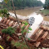 tanah-sempat-bergeser-sebelum-tanggul-kali-bekasi-ambrol