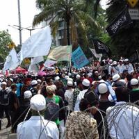 sidang-telah-usai-massa-anti-ahok-dan-pendukung-ahok-belum-bubar