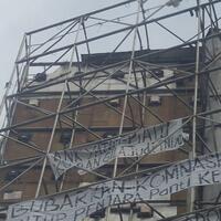 ditawari-makan-dan-dibujuk-turun-agustinus-malah-usir-polisi-pakai-bambu