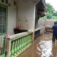 luapan-kali-ciliwung-mencapai-selutut-genangi-rumah-milik-1178-kk