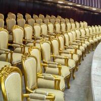 para-pangeran-arab-disiapkan-kursi-khusus-warna-kuning-emas-di-gedung-dpr