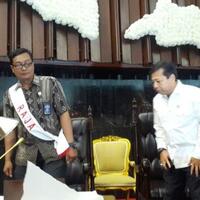 mikrofon-berwarna-kuning-emas-untuk-raja-salman-di-dpr