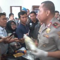 pil-ekstasi-dioplos-dengan-semen-putih-paracetamol-dan-pewarna-tekstil