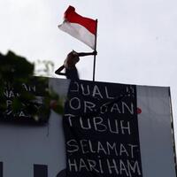 delapan-jam-agustinus-woro-masih-bertahan-di-atas-baliho-setinggi-25-meter