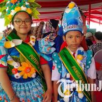 gardana-dan-alisa-kenakan-pakaian-dari-sampah-saat-jusuf-kalla-berkunjung-ke-kenjeran