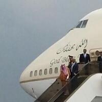 raja-salman-dikawal-saat-tiba-di-bandara-halim-perdanakusuma