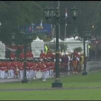 meski-hujan-warga-tetap-ramaikan-istana-bogor-sambut-raja-salman