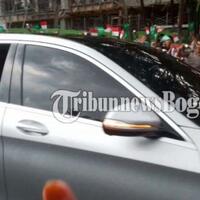 rombongan-raja-arab-melintas-pria-di-mobil-b-801-kk-buka-kaca-dan-lambaikan-tangan