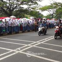 nenek-berusia-65-tahun-sengaja-datang-ke-bogor-dari-medan-untuk-lihat-raja-salman