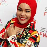 pria-ini-beri-kado-foto-dewi-sandra-dia-mirip-mantan-aku