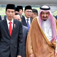 siapa-sosok-pria-berkepala-plontos-yang-selalu-dampingi-raja-arab