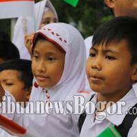 pelajar-sekolah-dasar-lantunkan-salawat-ketika-rombongan-raja-arab-melintas