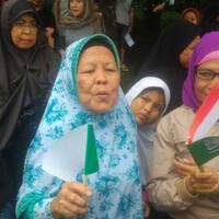 ini-harapan-ibu-69-tahun-yang-rela-panas-panasan-sambut-raja-salman