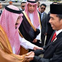 raja-salman-menyampaikan-sesuatu-kepada-puan-usai-salaman
