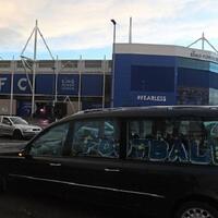 penggemar-bawa-mobil-jenazah-untuk-protes-ke-leicester-city